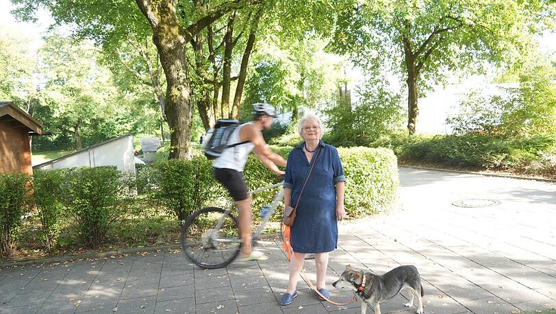 Gabriele Stieglbauer am Eingang zum Park östlich der Regina-Ullmann-Straße. Radler nutzen hier meistens den Gehweg. Eine klare Beschilderung fehlt. Als Fußgängerin fühlt sich die Seniorin mit ihrem Hund auf den engen Wegen daher sehr unwohl.