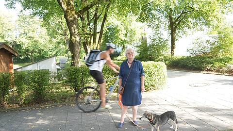 Gabriele Stieglbauer am Eingang zum Park östlich der Regina-Ullmann-Straße. Radler nutzen hier meistens den Gehweg. Eine klare Beschilderung fehlt. Als Fußgängerin fühlt sich die Seniorin mit ihrem Hund auf den engen Wegen daher sehr unwohl.