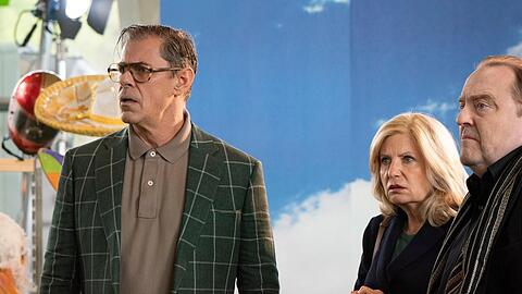 "Die Kanzlei: Wechselspiel": Schauspieler Bodo Rickert (Sven Martinek, l.) und Isabel von Brede (Sabine Postel) wundern sich über die wahren Hintergründe des Vorfalls.