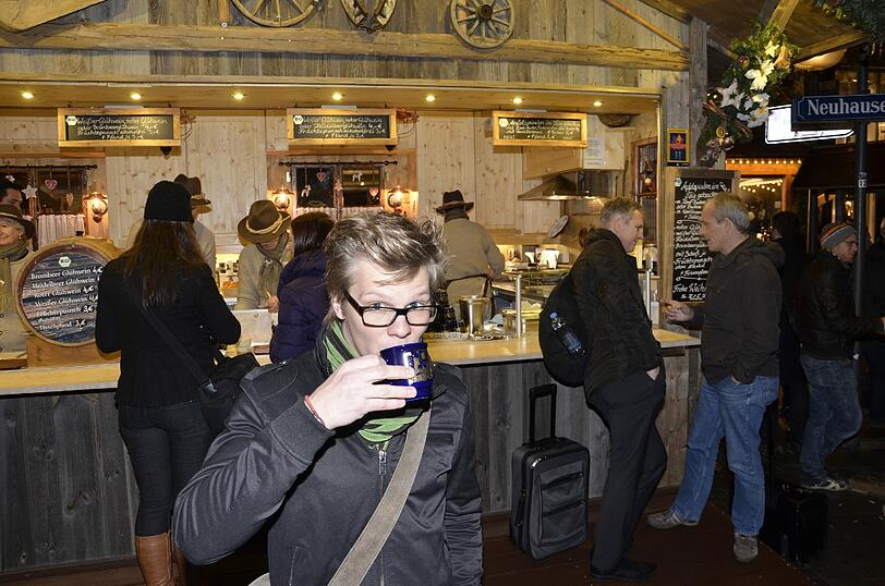 Name: Brombeerglühwein
Stand: Bio Glühweinalm, Löwengrube 
Preis: 4 Euro
Menge: 0,2 Liter
Sterne: 4/5

FAZIT: An diesem Stand ist alles Bio und schmeckt erstaunlich gut. Ich fühle mich spontan in meine Kindheit zurückversetzt in der meine Oma Brombeermarmelade machte. So schmeckt nämlich auch der Brombeerglühwein.