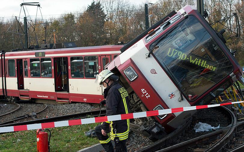 Bei der in Düsseldorf nahe der Universität entgleisten Tram gab es zahlreiche Verletzte.