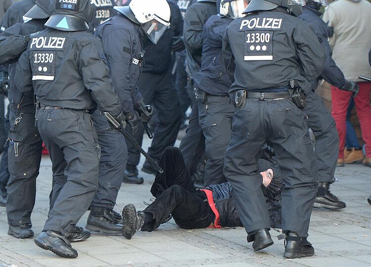 Der Protesttag der kapitalismuskritischen Blockupy-Bewegung hat in Frankfurt mit einer Welle der Gewalt begonnen