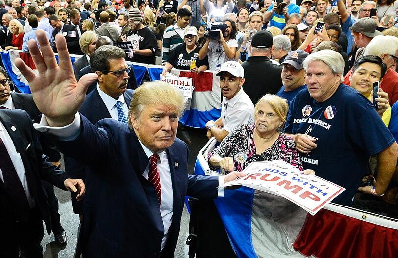 Schräge Typen: Er schmeißt Amerikas Wirtschaft wieder an, der Islamische Staat wird mit ihm als Präsident mal eben vom Erdball gebombt und sitzt er eines Tages im Weißen Haus, dann haben schmarotzende Ausländer in den USA sowieso nichts mehr verloren: Das sind die Töne, die der republikanische Präsidentschaftskandidat Donald Trump auf Wahlveranstaltungen wie hier am 14. September in Dallas, Texas, anklingen lässt.