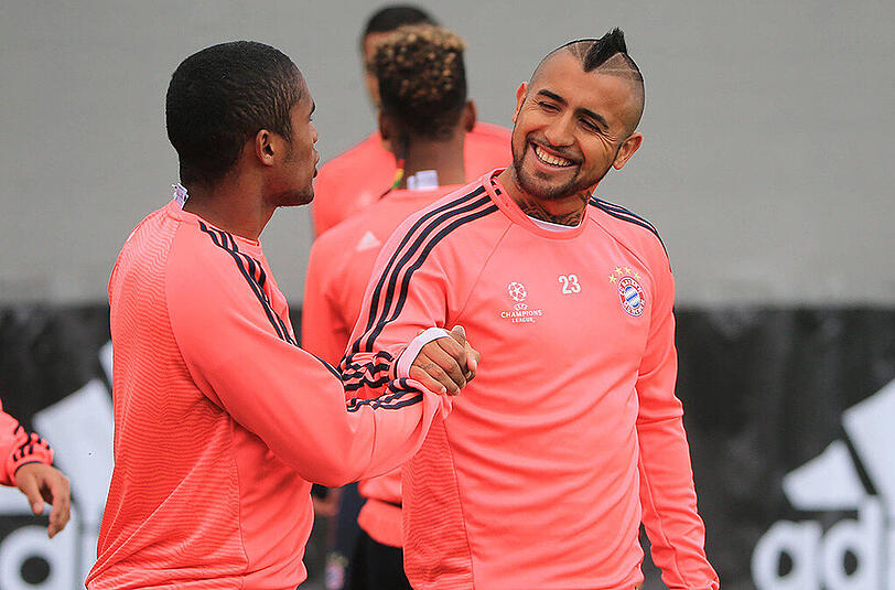 Douglas Costa (l.) und Arturo Vidal sind bester Laune.