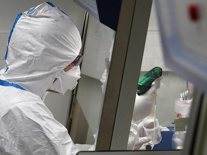 Ein Laborwissenschaftler arbeitet im Institut Pasteur in Paris mit Proben von mit dem Coronavirus infizierten Patienten.