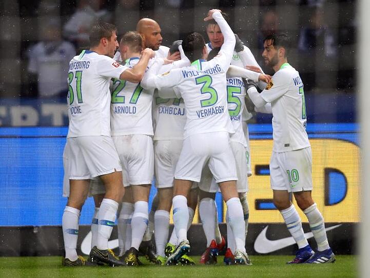 Die Wolfsburger Spieler jubeln über den Treffer zum 1:0.