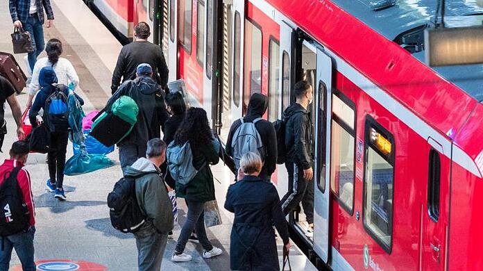 Bahnkunden sind genervt, weil die GDL mit ihren Streiks tagelang den Zugverkehr lahmlegt.