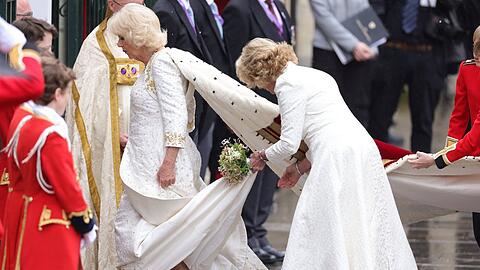 Königin Camilla (l.) trug ihren Krönungsstrauß nicht selbst.