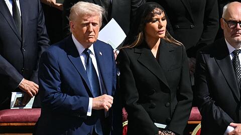 Donald Trump und First Lady Melania Trump bei der Trauerfeier für Papst Franziskus.