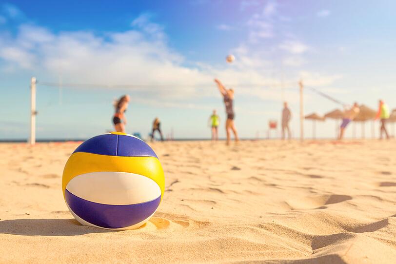 Ob Beach-Volleyball, Fu&szlig;ball oder Strand-Tennis - der Strand l&auml;dt zum sporteln ein. Trotzdem sollten Sie dabei auf andere R&uuml;cksicht nehmen. Suchen Sie sich f&uuml;r sportliche Aktivit&auml;ten einen ruhigeren Bereich. So st&ouml;ren Sie niemanden und vermeiden, dass jemand versehentlich einen Ball auf sein Eis bekommt.
