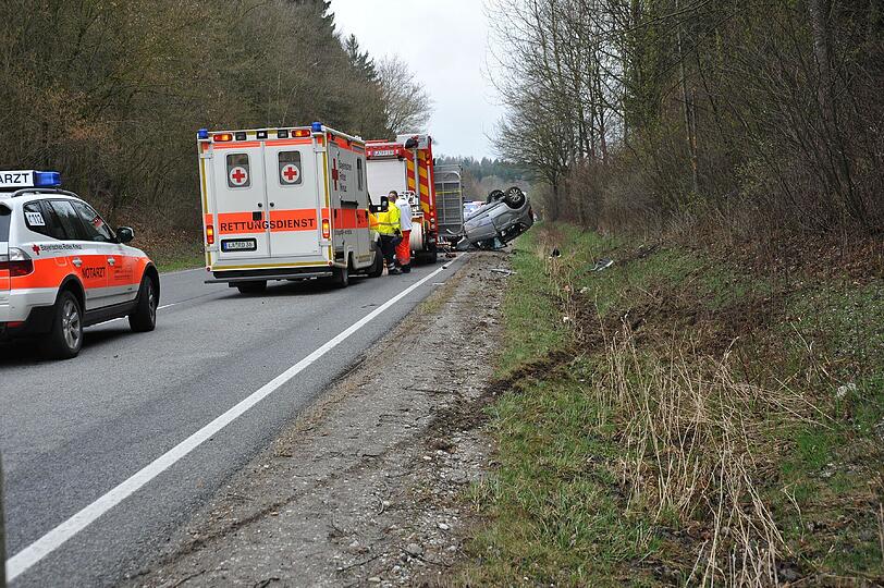 Schwerer Unfall  mit Überschlag auf der B299 bei Landshut Höhe Ried. Die Bilder.