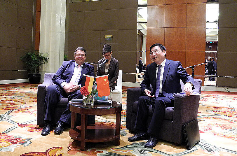 Wirtschaftsminister Sigmar Gabriel trifft den chinesischen Minister für Industrie und Informationstechnologie (MIIT), Miao Wei, in Peking.