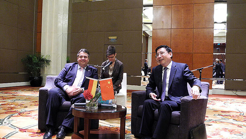 Wirtschaftsminister Sigmar Gabriel trifft den chinesischen Minister für Industrie und Informationstechnologie (MIIT), Miao Wei, in Peking. Wirtschaftsminister Sigmar Gabriel trifft den chinesischen Minister für Industrie und Informationstechnologie (MIIT), Miao Wei, in Peking.