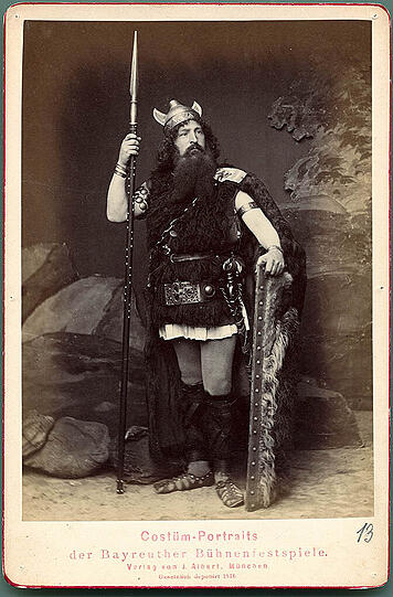 Ein norischer Held aus einer Wagner-Oper. Die echten Wikinger hatten keine Hörner an den Helmen.