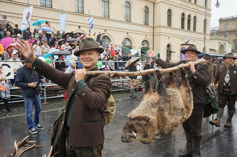 Trachtler, Goaslschnalzer und Jäger marschierten beim traditionellen Trachtenumzug vom Maximilianeum zur Theresienwiese. Die Bilder.