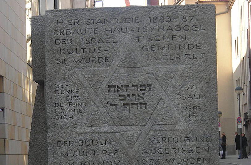 Der Gedenkstein für die zerstörte Hauptsynagoge in München