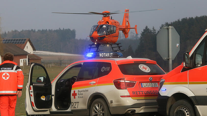 Ein schwerer Unfall in Oberbayern ereignete sich am Dienstag - zwei Verletzte mussten mit dem Rettungshubschrauber ins Krankenhaus gebracht werden.