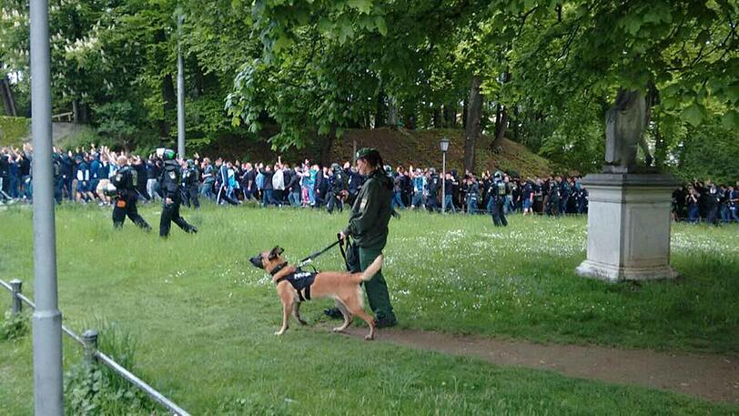 Die Polizei eskortiert rund 900 Löwen-Ultras vom Hofgarten zur U-Bahn.