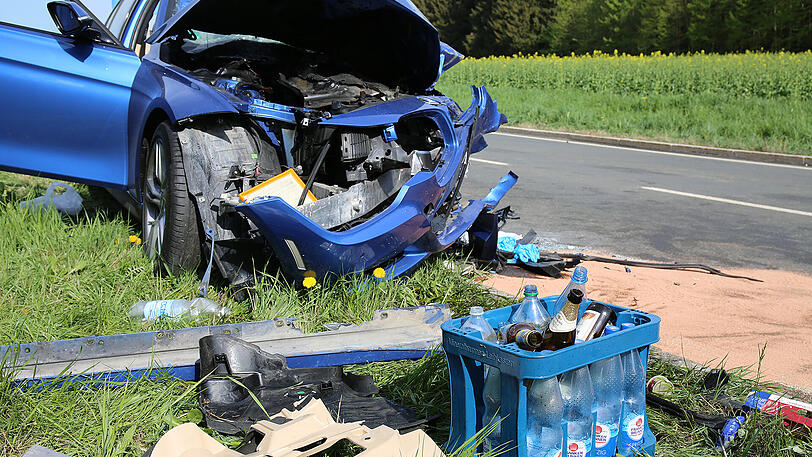 Der 3er BMW ist ein einziger Trümmerhaufen, der Fahrer wurde nach dem Unfall in seinem Wagen eingeklemmt. Offenbar lieferte er sich zuvor ein Rennen. Die Bilder vom Unfallort.