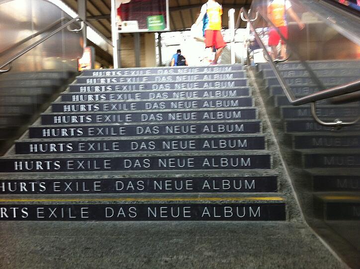 Die Treppe zur Bahnhofshalle ist ergraut.