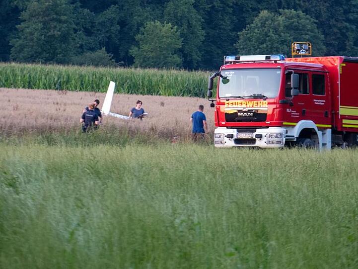 Einsatzkräfte arbeiten an der Absturzstelle von einem Kleinflugzeug.