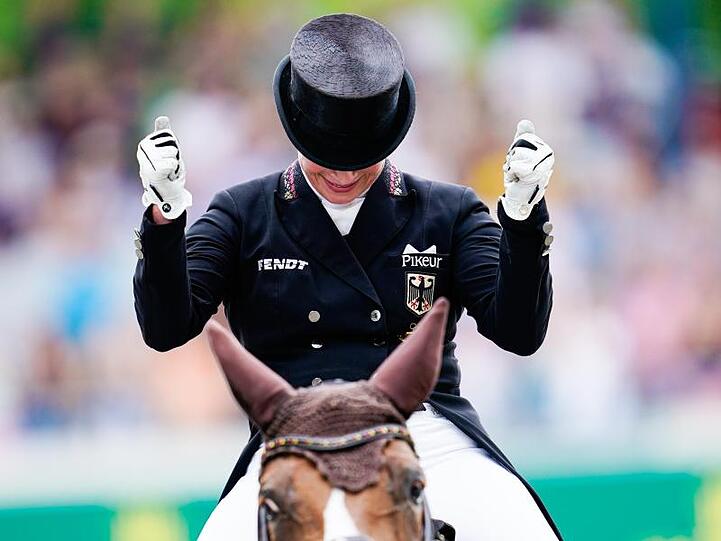 Dressurreiterin Isabell Werth jubelt nach ihrem Ritt auf Bella Rose.