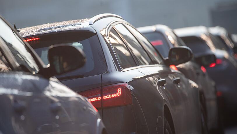 Autos stehen im Stau. Autos stehen im Stau.