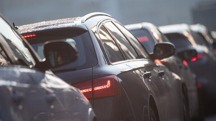 Autos stehen im Stau.