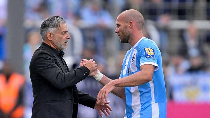 Maurizio Jacobacci (l.) und seine Mannschaft, wie hier Manfred Starke (r.), bilden langsam aber sicher eine Einheit: Seit drei Pflichtspielen ist der TSV 1860 mittlerweile ungeschlagen.