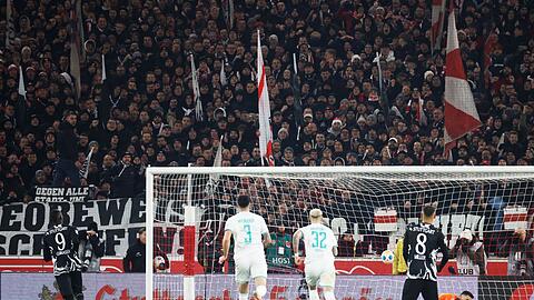 Stuttgarts Serhou Guirassy verwandelt den Strafstoß zum 2:0.