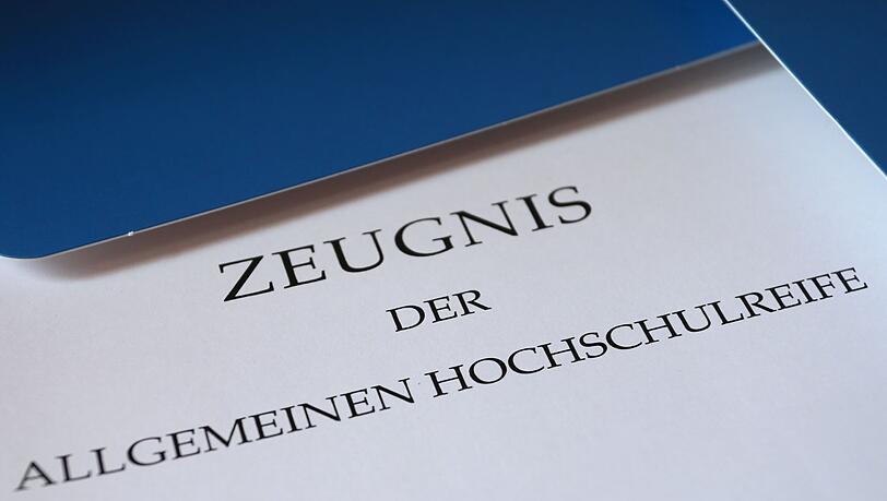 Endlich halten die bayerischen Gymnasiasten der Abschlussklassen 2025 es in den Händen: Ihr Zeugnis der allgemeinen Hochschulreife. (Archivbild)