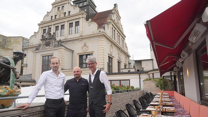 Laden zur "Ess-Klasse" ins Grill im Künstlerhaus (v. l.): Betriebsleiter Stefan Cyrol, Küchenchef Alex Riedel und Restaurantleiter Joachim Schmitz.