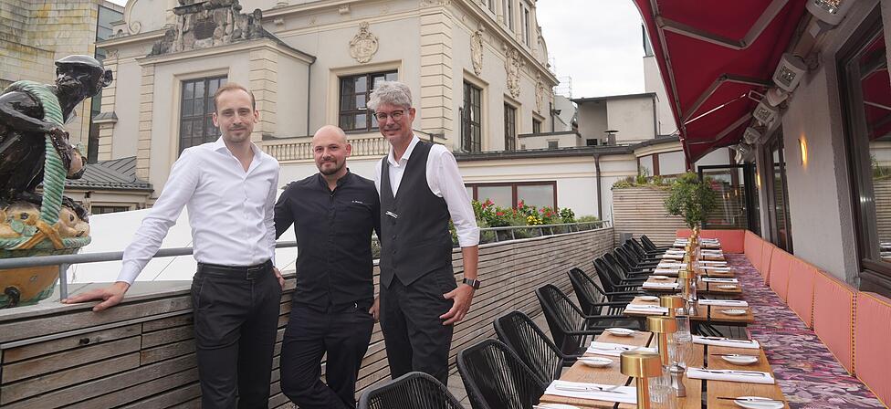 Laden zur "Ess-Klasse" ins Grill im Künstlerhaus (v. l.): Betriebsleiter Stefan Cyrol, Küchenchef Alex Riedel und Restaurantleiter Joachim Schmitz. Laden zur "Ess-Klasse" ins Grill im Künstlerhaus (v. l.): Betriebsleiter Stefan Cyrol, Küchenchef Alex Riedel und Restaurantleiter Joachim Schmitz.