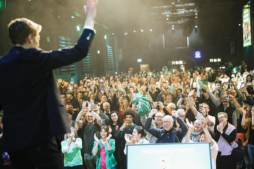 Die gr&uuml;ne Menge feiert ihren OB-Kandidaten wie einen Superstar.