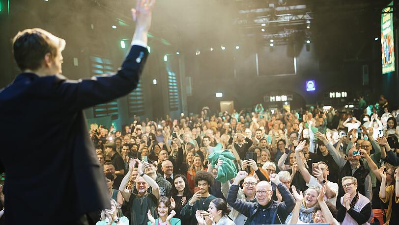 Die grüne Menge feiert ihren OB-Kandidaten wie einen Superstar. Die grüne Menge feiert ihren OB-Kandidaten wie einen Superstar.