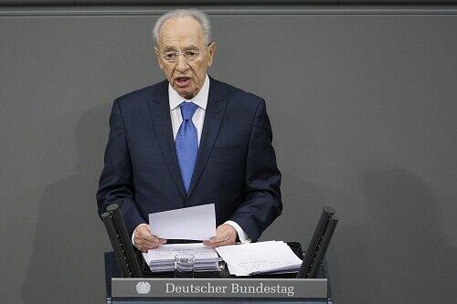 Peres hält eine Gedenkrede im Bundestag