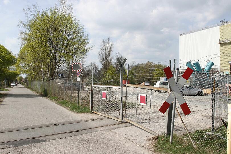 &bdquo;Der bisherige Durchgangsweg ist für die bis zu 100 Meter langen LKWs, die die Trafos (500 Tonnen) transportieren werden, viel zu schmal&ldquo;, erklärt ein Siemenssprecher den geplanten Straßenausbau.