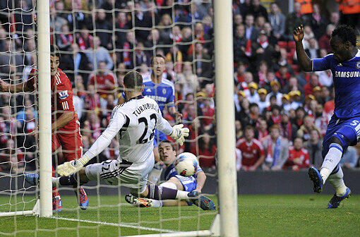 So ein Eigentor wie gegen Liverpool kann Chelsea-Kicker Michael Essien gerne am 19. Mai in der Allianz Arena auch hinlegen!
