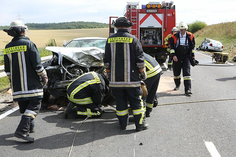 Horror-Unfall in Unterfranken: Bei dem Frontal-Crash kommen zwei Menschen ums Leben.