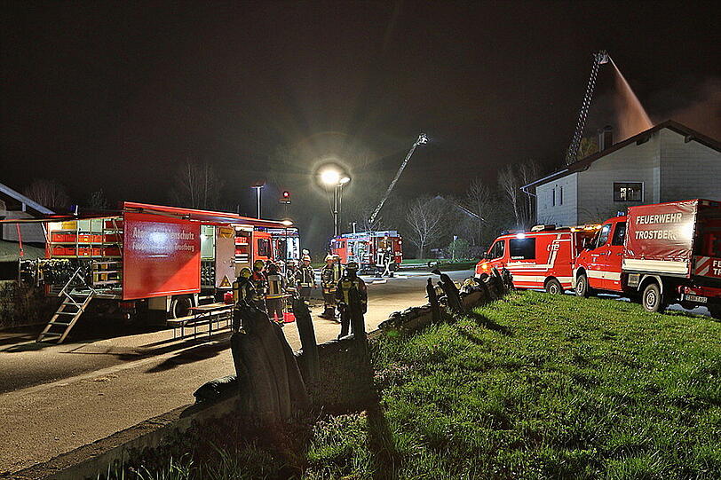Eine komplett zerstörte Maschinenhalle und ein Großaufgebot der Feuerwehr: Die Bilder aus Baumhaum.