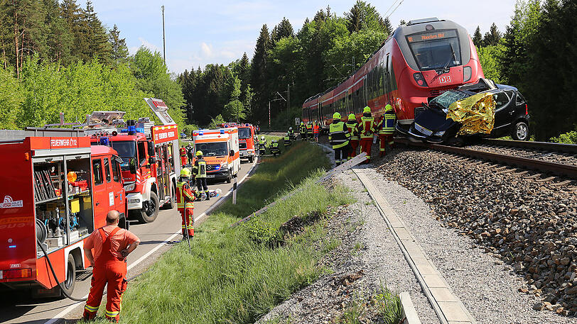 Es passiert immer wieder: An Bahnübergängen ohne Schranken werden Autos von Zügen erfasst. Am Montag hatte ein solcher Unfall am Starnberger See schreckliche Folgen.