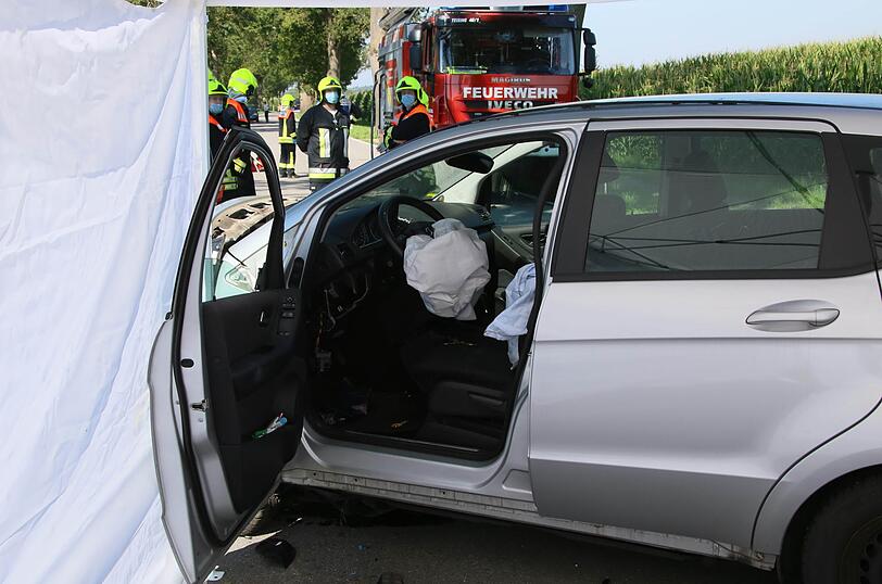 Der Mercedes kam aus bislang unbekannter Ursache von der Fahrbahn ab und prallte gegen einen Baum - der Fahrer starb noch an der Unfallstelle.