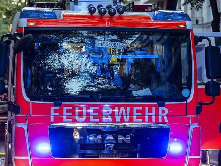 Einsatzfahrzeuge der Feuerwehr. Foto: Paul Zinken/dpa/Symbolbild