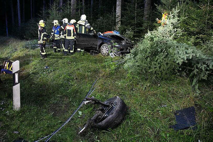 Bei dem missglückten Überholmanöver prallte ein VW Transporter frontal in einen Skoda, beide Fahrer wurden schwer verletzt.