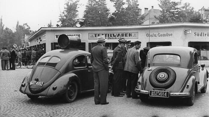 Was haben Sie denn da? Auch die Polizei interessiert sich für den Schwarzmarkt in der Möhlstraße. Foto: Stadtarchiv