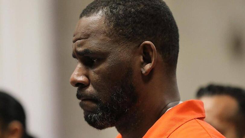 R. Kelly, hier während einer Anhörung im Jahr 2019, wurde nun zu einer Haftstrafe von 30 Jahren verurteilt.