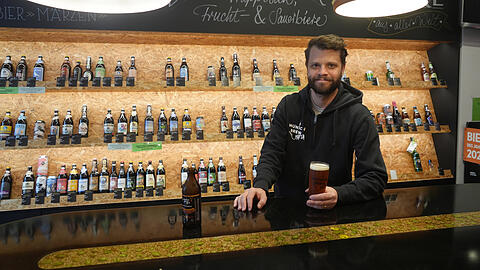 Niklas Zerhoch in der Bierothek am Gärtnerplatz mit der sehr süffigen MBM-Kreation „Völlerei“.