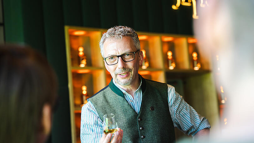 Steffen Brandt &uuml;bernimmt bei der Whisky-Destillerie am Schliersee.