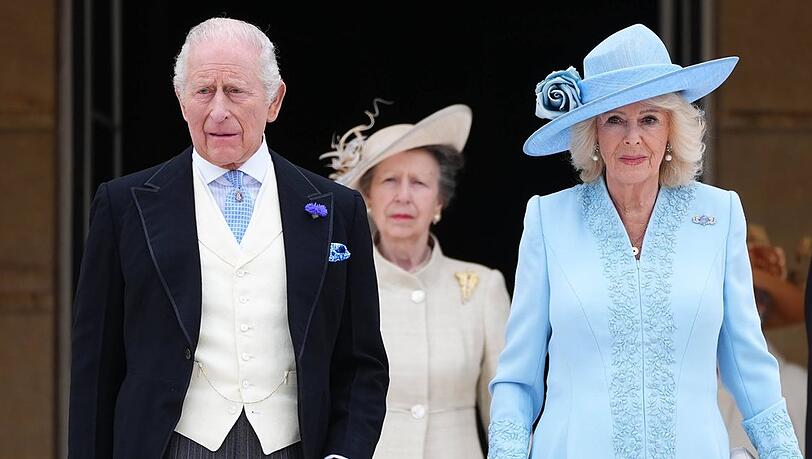 K&ouml;nig Charles III. und K&ouml;nigin Camilla bei der Royal Garden Party im Buckingham Palast.