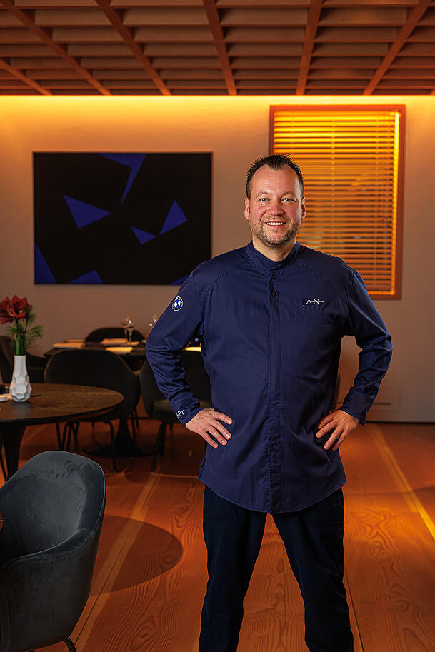 Jan Hartwig ist vom Guide Michelin wieder mit drei Sternen ausgezeichnet worden. Jan Hartwig ist vom Guide Michelin wieder mit drei Sternen ausgezeichnet worden.